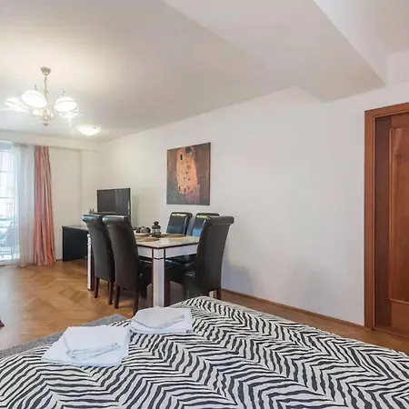 Long Apartment *