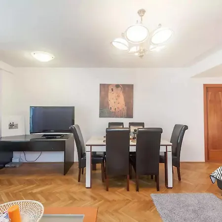 Apartment Long *